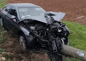 Otomobil sürücüsü beton direğe çarparak durabildi