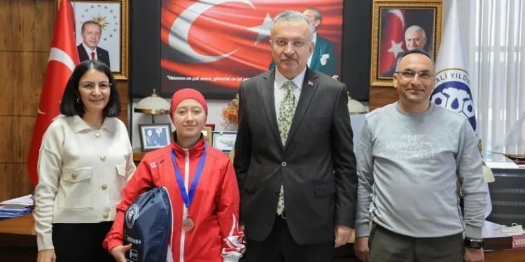 EBYÜ öğrencisi Ayşe Kader Yavuz, Dünya Kayak Şampiyonasında 5. oldu