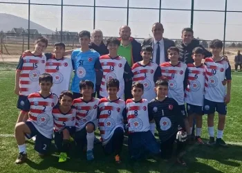 Niğde’de Okul Sporları Şampiyonları kupayı kaldırdı