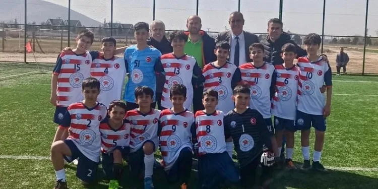 Niğde’de Okul Sporları Şampiyonları kupayı kaldırdı