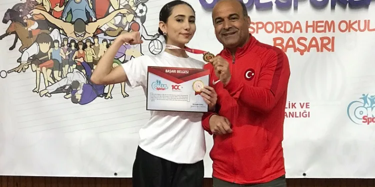 İlknur Su Topal, Genç kadınlar Türkiye Bilek Güreşi Şampiyonası’nda kazanan isim oldu