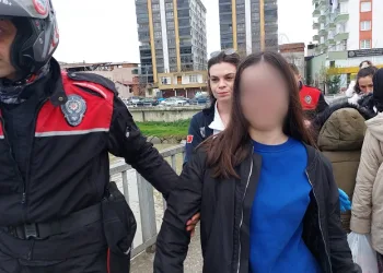 Köprüde intihara kalkışan kız çocuğunu Yunus polisleri ikna etti