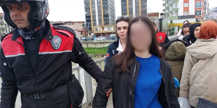 Köprüde intihara kalkışan kız çocuğunu Yunus polisleri ikna etti