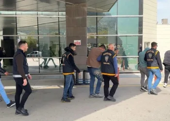 Vatandaşı 500 bin lira dolandıran sahte avukatlar tutuklandı