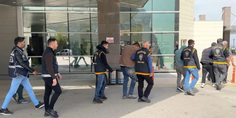 Vatandaşı 500 bin lira dolandıran sahte avukatlar tutuklandı