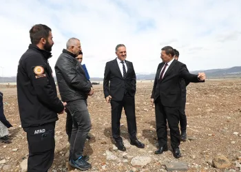 Bingöl Valisi Ahmet Hamdi Usta, konteyner kent alanlarında incelemelerde bulundu