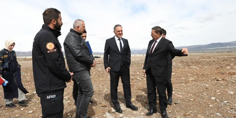 Bingöl Valisi Ahmet Hamdi Usta, konteyner kent alanlarında incelemelerde bulundu