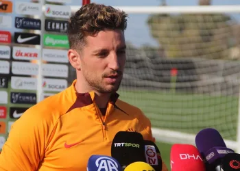 Mertens: “1 yıl daha futbola devam edeceğim”
