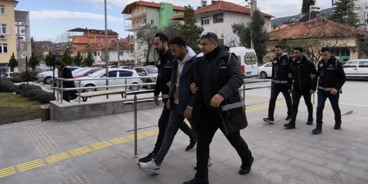 Piyasaya sahte para sokan şahıslar tutuklandı