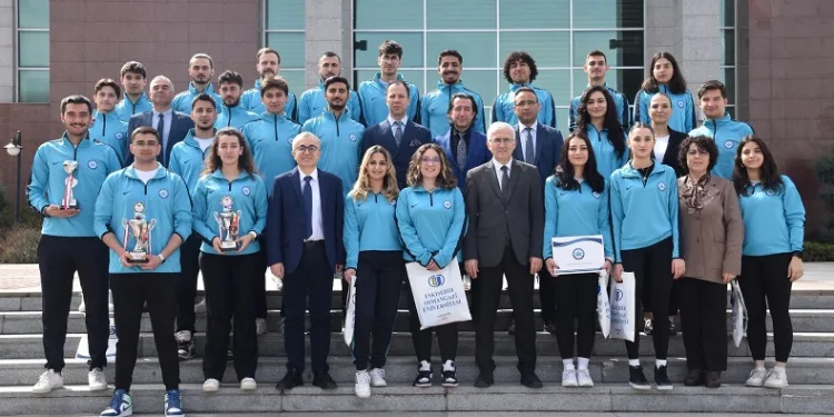 Üniversitelerarası Spor Müsabakaları’nda başarılı olan ESOGÜ sporcuları kupalarını Rektör Prof. Dr. Kamil Çolak’a sundu