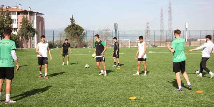 Denizlispor’un gençleri Keçiörengücü’ne sıkı hazırlanıyor