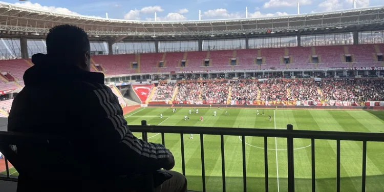 Eskişehirspor’un 18 yıldır gollerinin sesi olan adam işine ve siyah-kırmızıya duyduğu aşkı anlattı