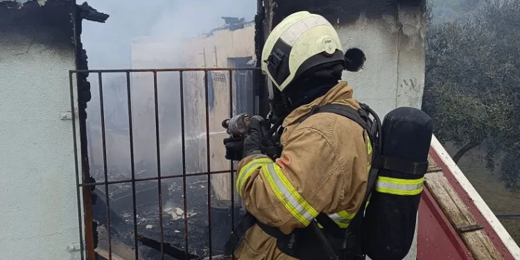 Erdek’te zeytinliğin içindeki evde yangın çıktı