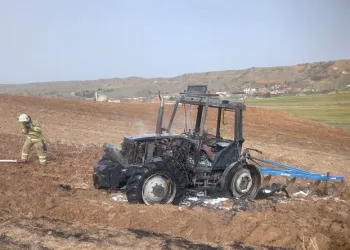 Tarlasını sürdüğü traktör alev alev yandı