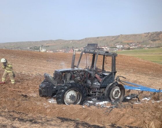 Tarlasını sürdüğü traktör alev alev yandı