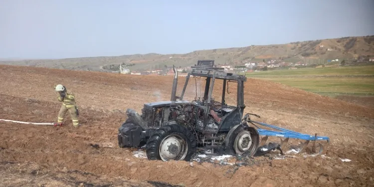 Tarlasını sürdüğü traktör alev alev yandı