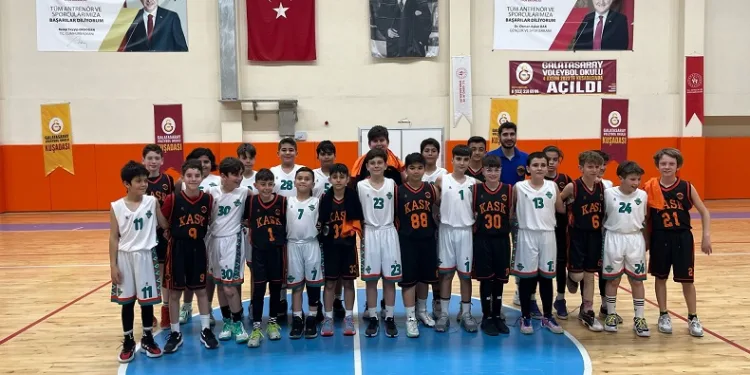 İki kardeş kulüp, 7’de 7 yaparak final maçını karşılıklı oynadı