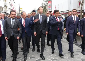 Enerji ve Tabii Kaynaklar Bakanı Dr. Alparslan Bayraklar, Uşak’ta esnafı ziyaret etti