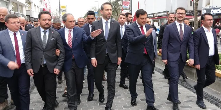 Enerji ve Tabii Kaynaklar Bakanı Dr. Alparslan Bayraklar, Uşak’ta esnafı ziyaret etti