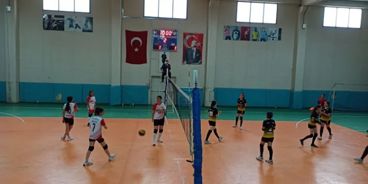 Sarıgöl’de kızlar arası voleybol turnuvası başladı