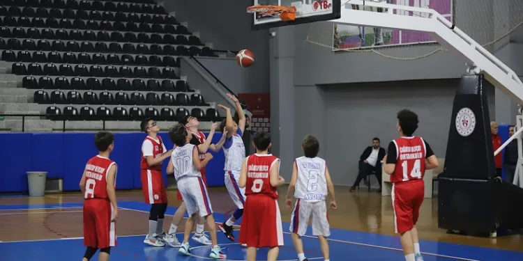 Basketbolda grup maçları heyecanı Denizli’de yaşandı