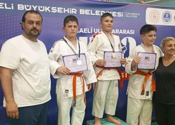 Müsabakalardan madalyaları ile döndüler