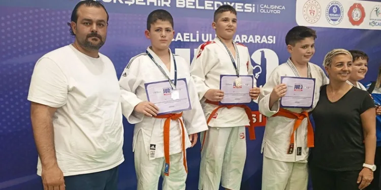 Müsabakalardan madalyaları ile döndüler