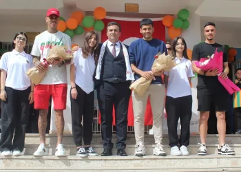 Alanyasporlu 3 futbolcu, lise öğrencilerine imza dağıttı