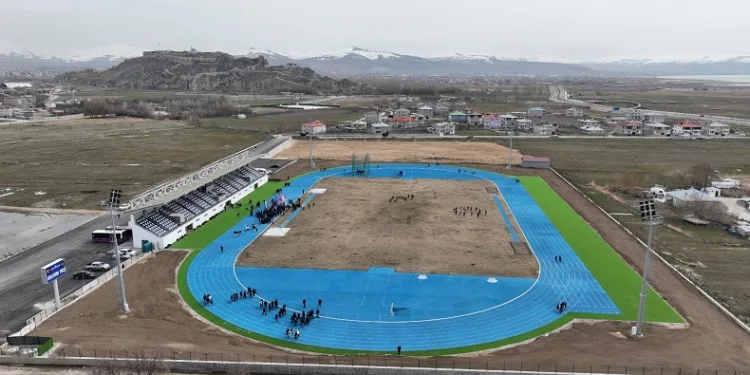 İpekyolu’nda 8 kulvarlı atletizm pisti hizmete açıldı