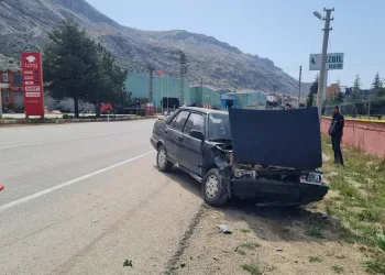 Otomobil yoldan çıktı, 2 kişi yaralandı