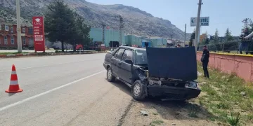Otomobil yoldan çıktı, 2 kişi yaralandı