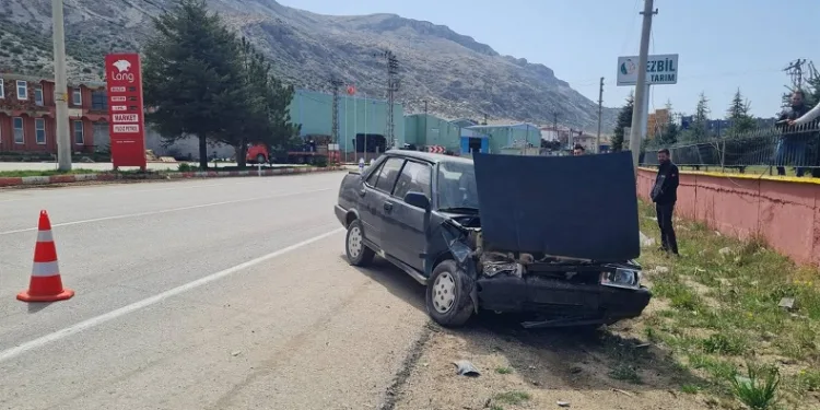 Otomobil yoldan çıktı, 2 kişi yaralandı