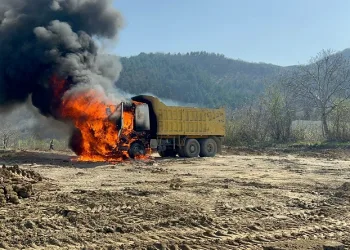 Bursa’da seyir halindeki kamyon alev alev yandı