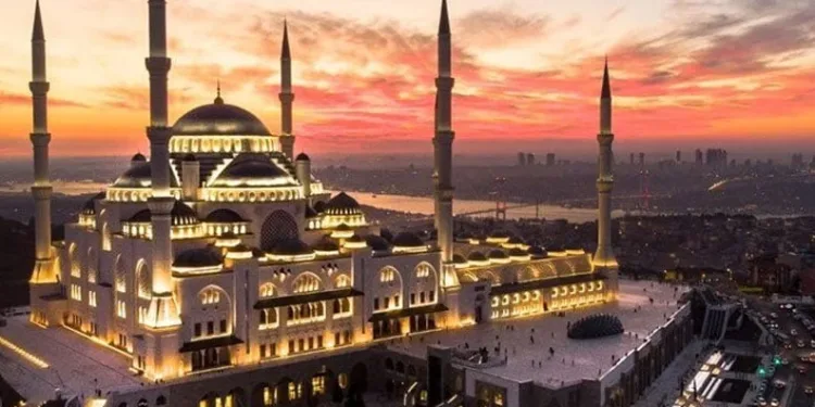 Büyük Çamlıca Camii’nde teravih