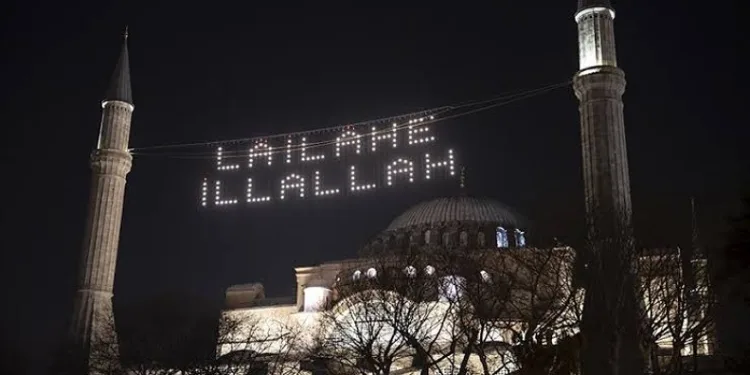Ayasofya-i Kebir Camii Şerifi’ne Ramazan mahyası asıldı