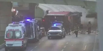 Bakırköy’de tır otomobilin üzerine devrildi: 4 ölü