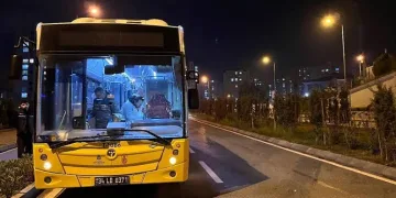 Başakşehir’de “yol verme” kavgası: Otobüs şoförünü bıçaklayıp kaçtı