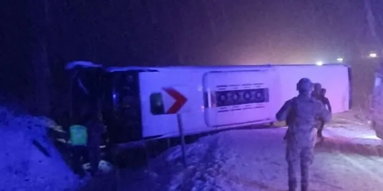 Yolcu otobüsü devrildi yaralılar var