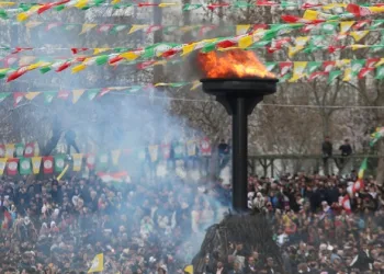 Diyarbakır’da düzenlenen Nevruz etkinliğinde polise saldırı