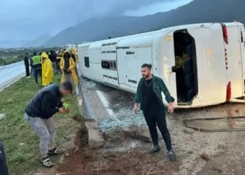 Mersin’de işçi servisi kaza yaptı: 23 yaralı