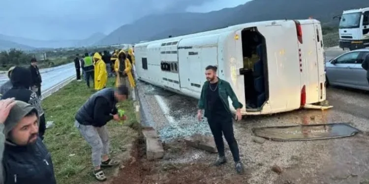 Mersin’de işçi servisi kaza yaptı: 23 yaralı