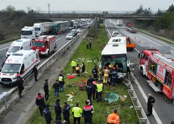 TEM’de can pazarı: 1’i ağır 17 yaralı