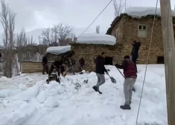 Bahçesaray’da imece usulü kar temizleme