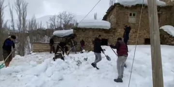 Bahçesaray’da imece usulü kar temizleme