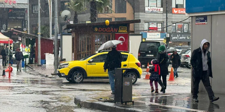 Yağışlı havaya hazırlıksız yakalandılar