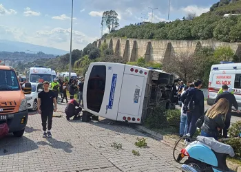 Aydın’da şehiriçi yolcu minibüsü devrildi