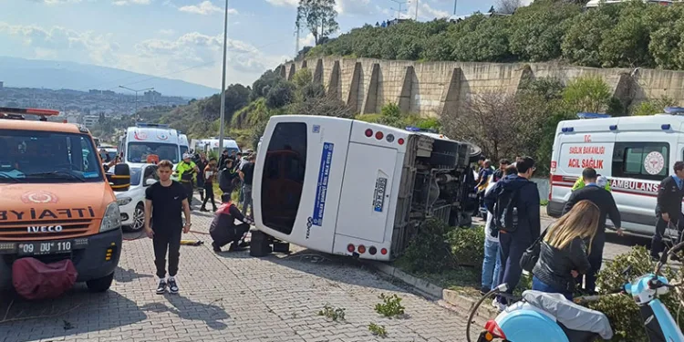 Aydın’da şehiriçi yolcu minibüsü devrildi