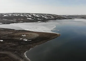 Kars Baraj Gölü’nün buzları çözüldü