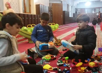 Namaz kılarken çocuklar oyun oynuyor