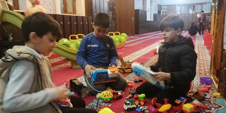 Namaz kılarken çocuklar oyun oynuyor